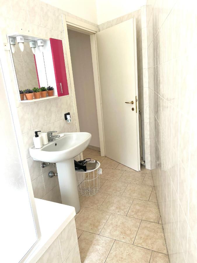 Casa Polly 2 - Ampio E Comodo Appartamento A Voghera Bagian luar foto